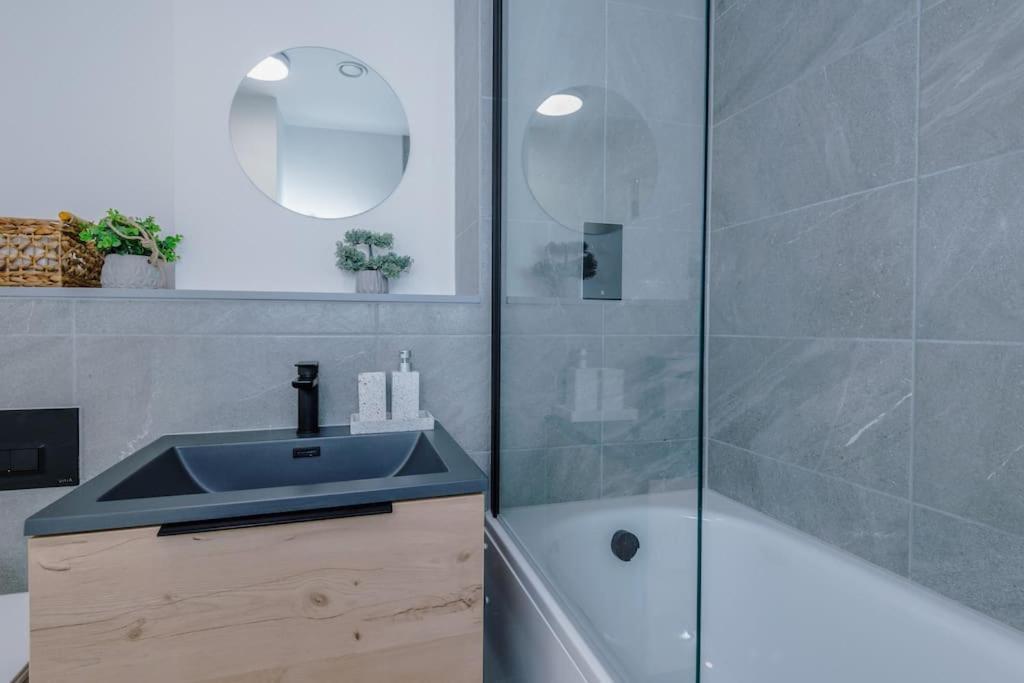 Stunning 2-Bed Premium Apartment - Free Wi-Fi Престън Екстериор снимка