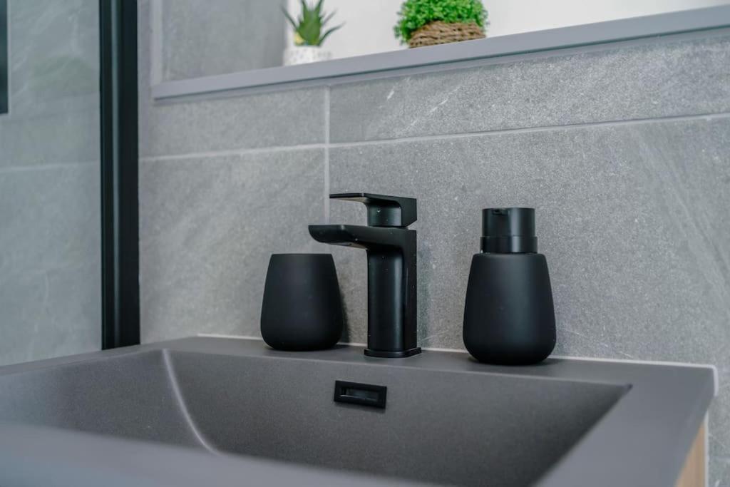 Stunning 2-Bed Premium Apartment - Free Wi-Fi Престън Екстериор снимка