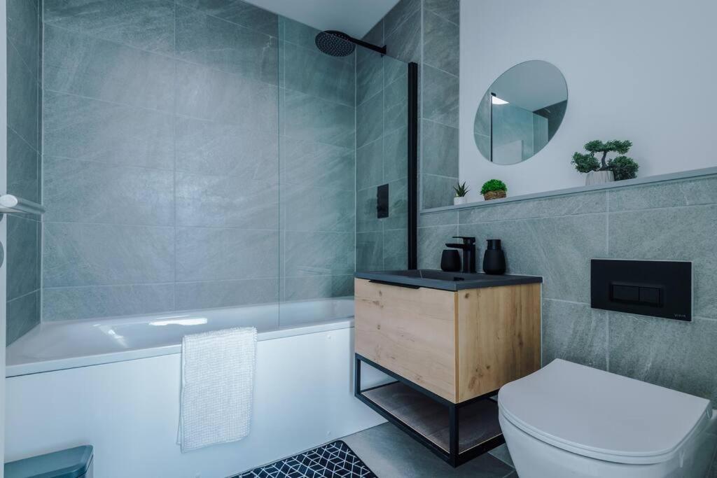 Stunning 2-Bed Premium Apartment - Free Wi-Fi Престън Екстериор снимка