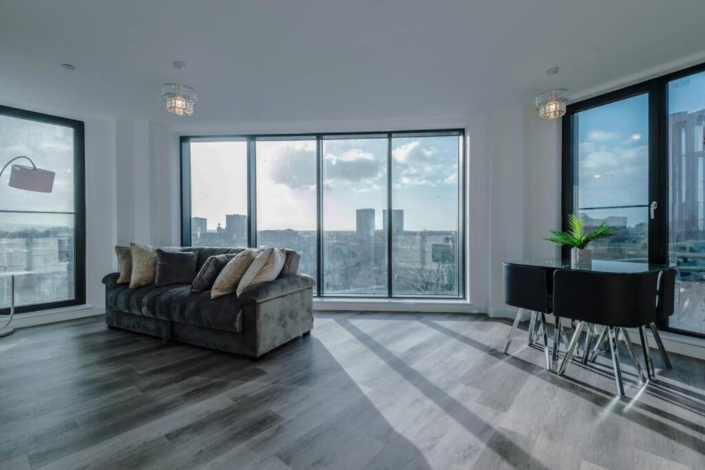 Stunning 2-Bed Premium Apartment - Free Wi-Fi Престън Екстериор снимка