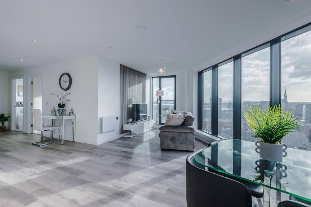 Stunning 2-Bed Premium Apartment - Free Wi-Fi Престън Екстериор снимка
